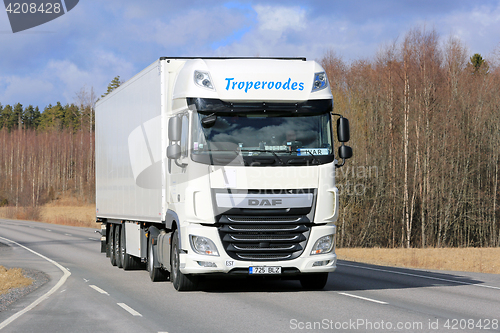 Image of White DAF XF Semi for Temperature Controlled Transport on the Ro