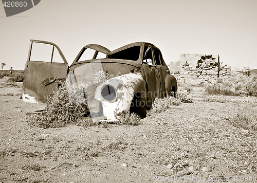 Image of old rusty car in the desert