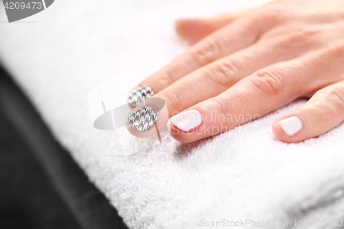 Image of Chanel grille, black and white pattern on your nails The pattern on the nails, black and white manicure