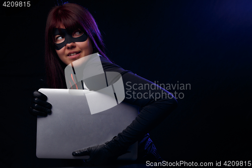 Image of Woman thief in black gloves