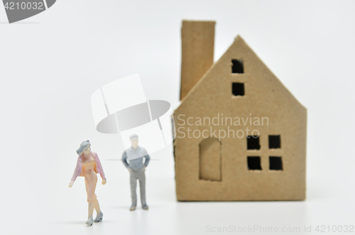 Image of Women is leaving her man and house