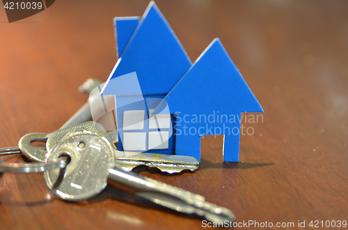 Image of Bunch of keys with house shaped cardboard