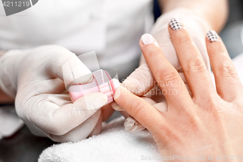 Image of Chanel grille, black and white pattern on your nails