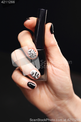 Image of  Chanel grille, black and white pattern on your nails The pattern on the nails, black and white manicure