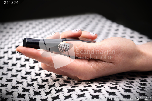 Image of Chanel grille on the nails, black and white manicure