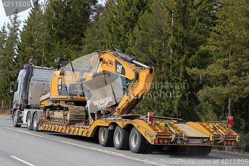 Image of Volvo FH16 transports Cat Tracked Excavator on Trailer