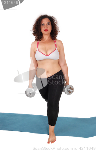 Image of Woman lifting two dumbbells.