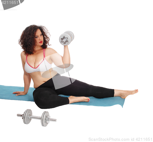 Image of Woman lifting dumbbells.