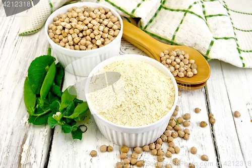 Image of Flour chickpeas in bowl on light board