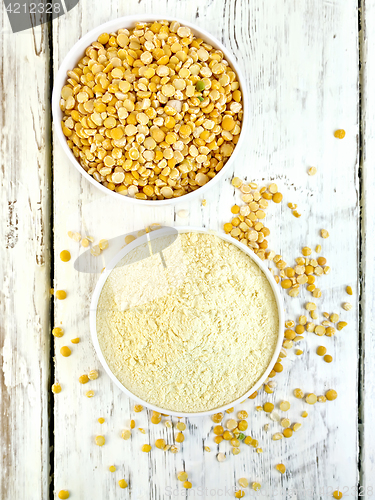 Image of Flour pea and split pease in bowls on light board top