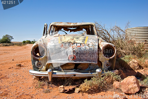 Image of old car in desert