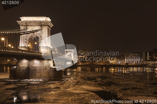 Image of Chainbridge at nighttime with icy Danube