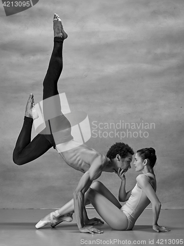 Image of Couple of ballet dancers posing over gray background