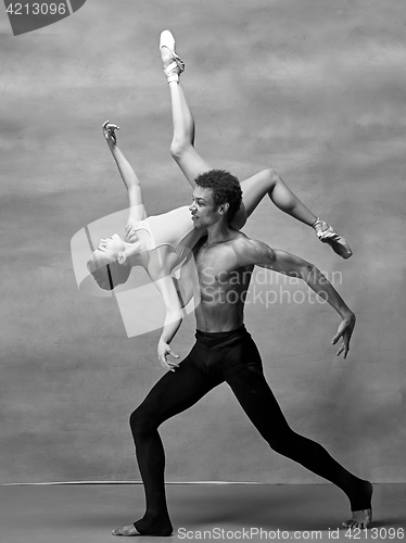 Image of Couple of ballet dancers posing over gray background