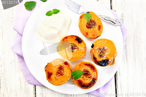 Image of Quince baked in plate on board top