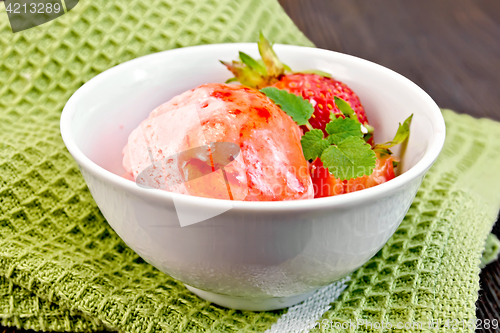 Image of Ice cream strawberry with syrup in bowl on towel