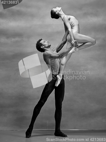 Image of Couple of ballet dancers posing over gray background