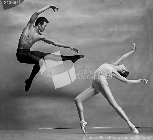 Image of Couple of ballet dancers posing over gray background