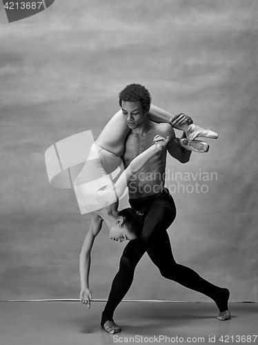 Image of Couple of ballet dancers posing over gray background