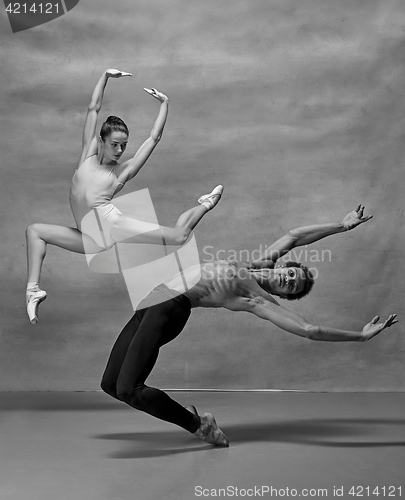 Image of Couple of ballet dancers posing over gray background