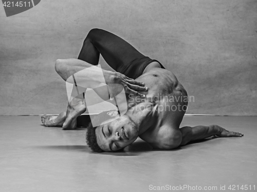 Image of The male ballet dancer posing over gray background