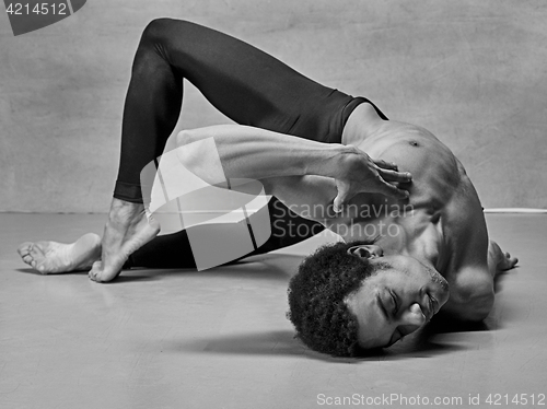 Image of The male ballet dancer posing over gray background