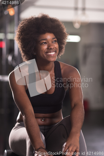 Image of black woman doing sit ups at the gym