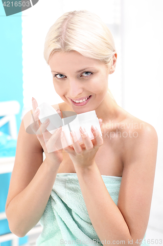 Image of Moisturizing dry skin.