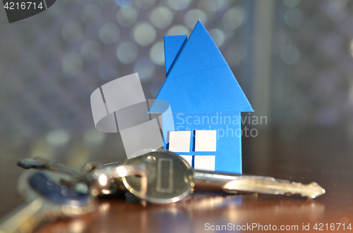 Image of Bunch of keys with house shaped cardboard