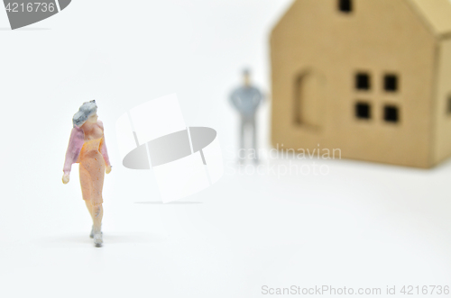 Image of Women is leaving her man and house