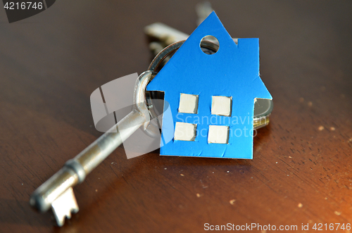 Image of Bunch of keys with house shaped cardboard