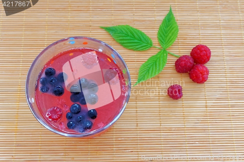 Image of drink with ripe red raspberries