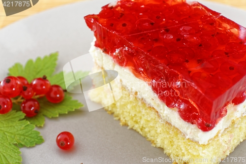 Image of cake with red currant berries