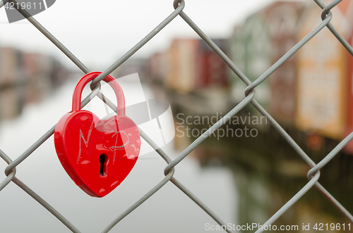 Image of Red padlock on a fence in Trondheim