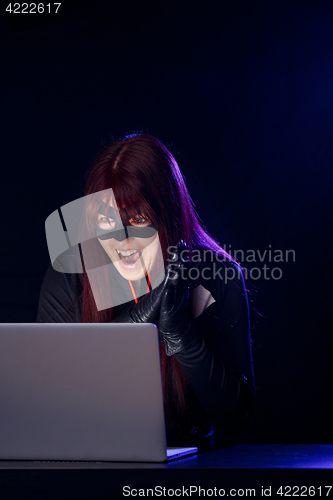 Image of Photo of young brunette thief