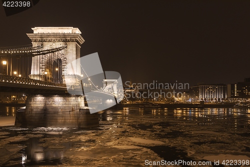 Image of Chainbridge at nighttime with icy Danube