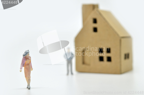 Image of Women is leaving her man and house