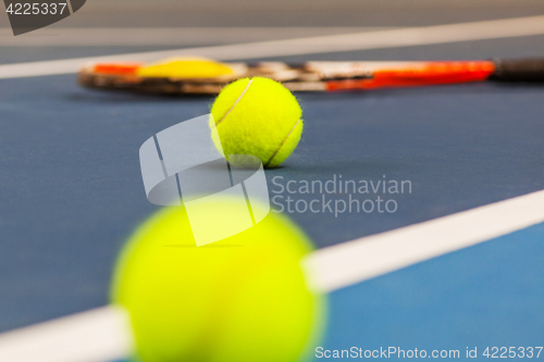 Image of The tennis ball on a tennis court