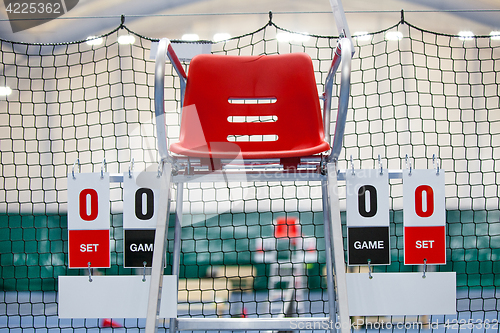 Image of Umpire chair with scoreboard on a tennis court before the game.