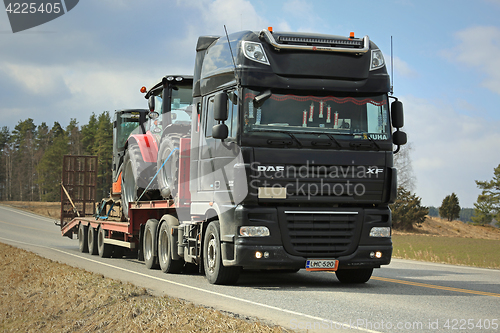 Image of Black DAF XF Semi Trailer Transports Machinery