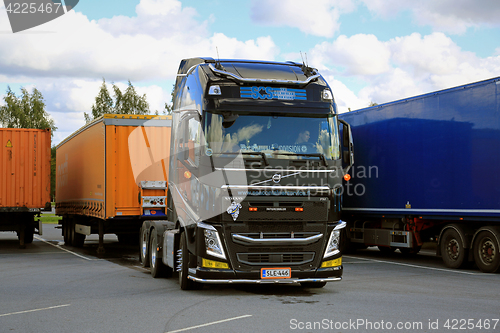 Image of Truck Detaches Trailer at Truck Stop