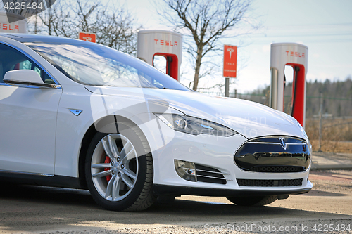 Image of White Tesla Model S on Supercharger, Detail