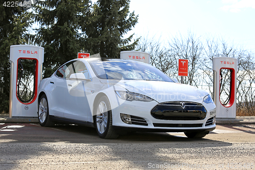 Image of White Tesla Model S P85D Plugged on Supercharger