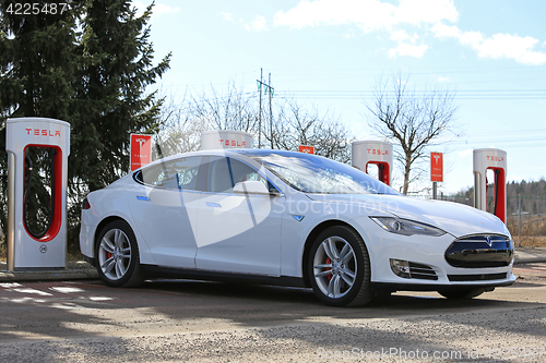 Image of White Tesla Model S at Supercharger