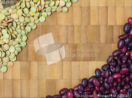 Image of beans and lentils on the surface of the cork