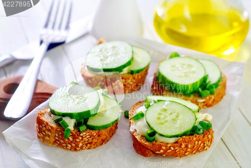 Image of bread with cucumber