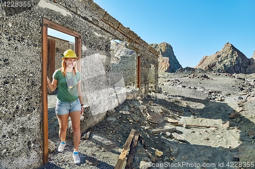 Image of Woman between ruins