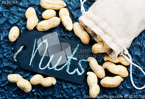 Image of dry peanuts