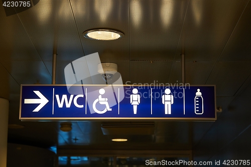 Image of Toilet sign with arrow