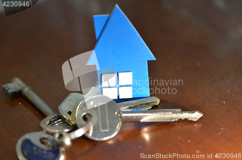 Image of Bunch of keys with house shaped cardboard